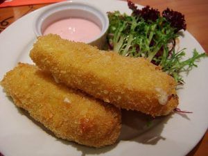 bastones de queso cheddar