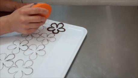 decora-una-tarta-con-chocolate-en-solo-5-minutos (2)