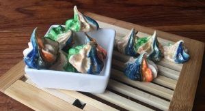 merengues-o-suspiros-con-coco-de-colores-y-polvo-dorado