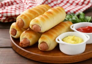 Rolls de salchichas con chips de calabaza